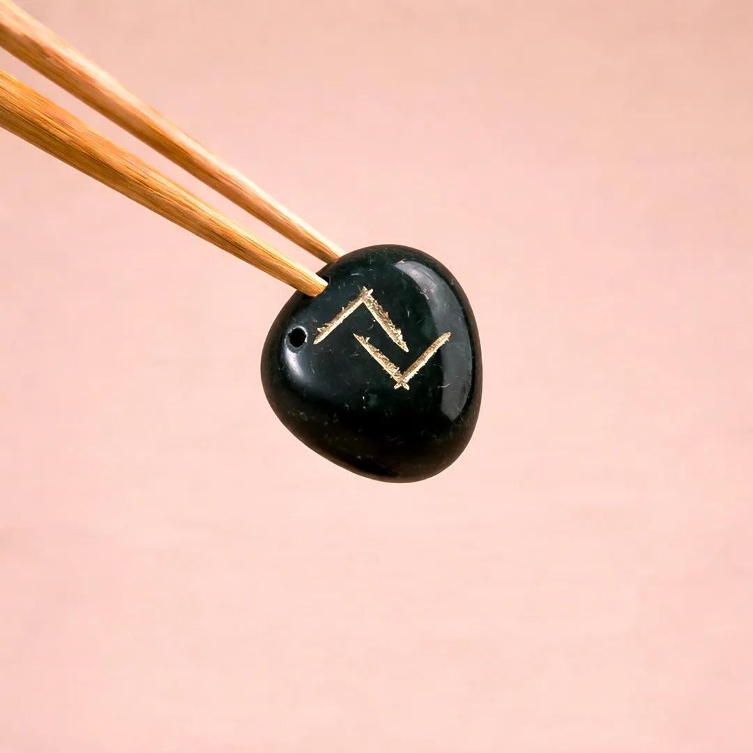 Black stone hair clip with gold design on a pink backgroundप्राकृतिक हरा एगेट (रेकी प्रतीक) 5 का पैक - अभिमंत्रित और प्रमाणित