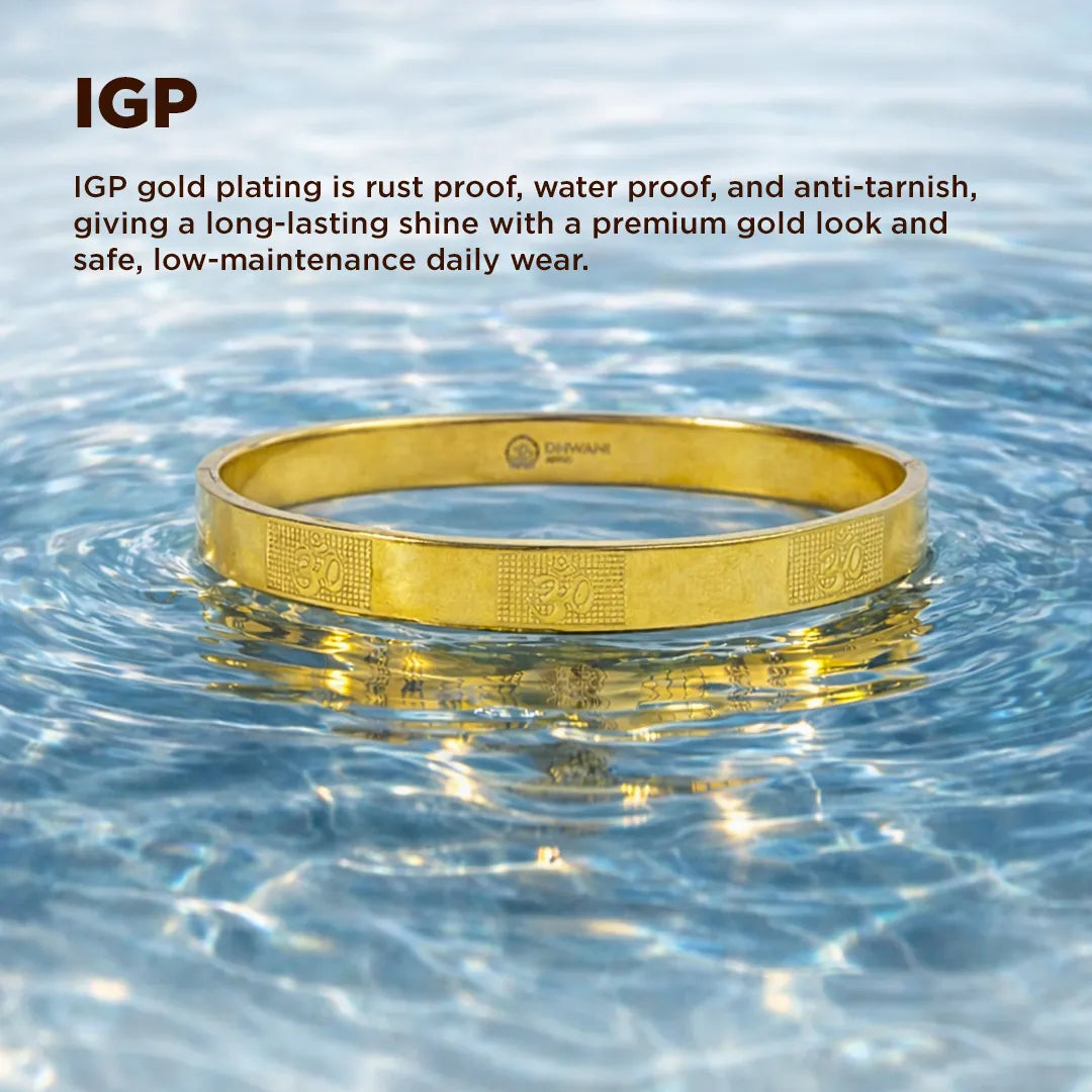 Gold bracelet with IGP gold plating in water, text about properties of IGP gold plating.