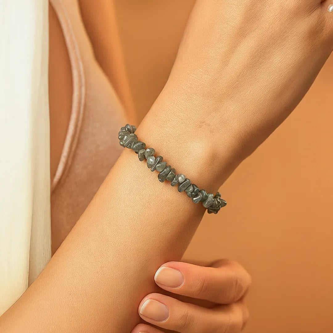 Awaken your inner Power & open you Third Eye Chakra: Labradorite Uncut Crystal Bracelet