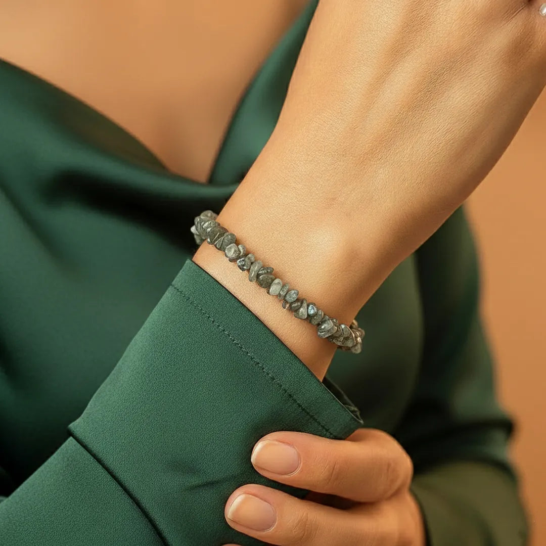 Awaken your inner Power & open you Third Eye Chakra: Labradorite Uncut Crystal Bracelet