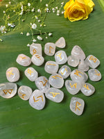 प्राकृतिक गुलाब क्वार्ट्ज टम्बल (रेकी प्रतीक) 5 का पैक - अभिमंत्रित और प्रमाणित