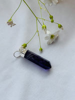 प्राकृतिक नीलम पेंसिल पेंडेंट (1 टुकड़ा) - अभिमंत्रित और प्रमाणित